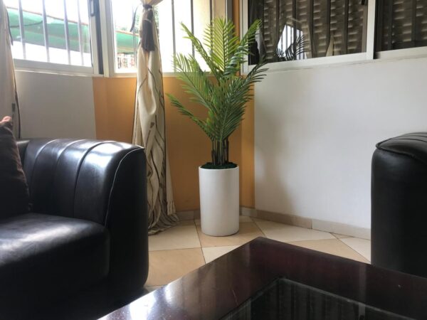 Arranjo de Palmeira Artificial de 120cm no vaso branco de 46cm - Image 3
